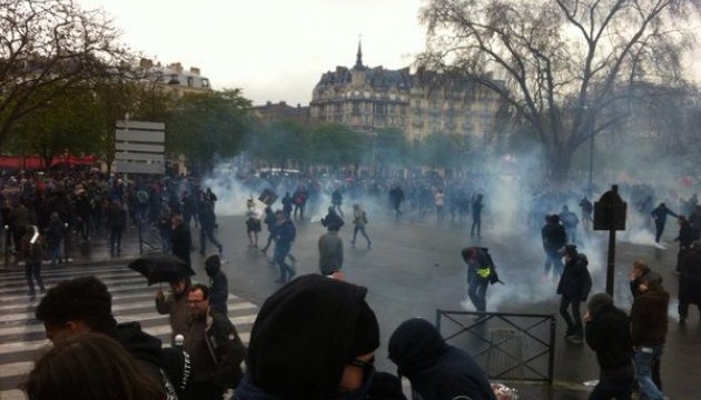 Протести у Парижі: поліція застосувала димові шашки і сльозогінний газ