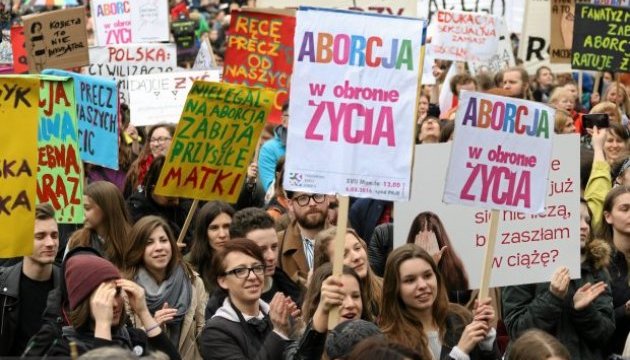 У Польщі тисячі людей протестували проти повної заборони абортів
