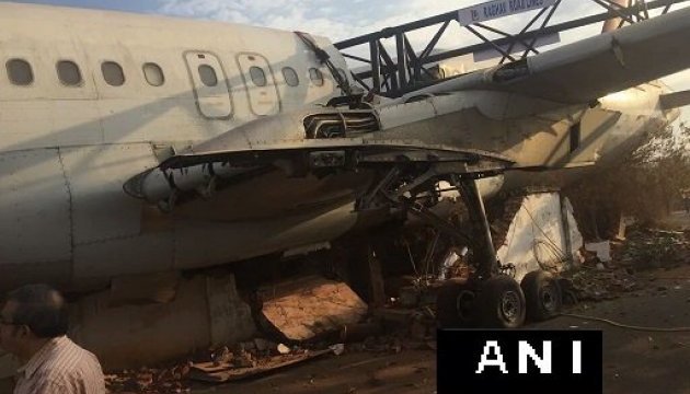 Баштовий кран впав на літак в Індії