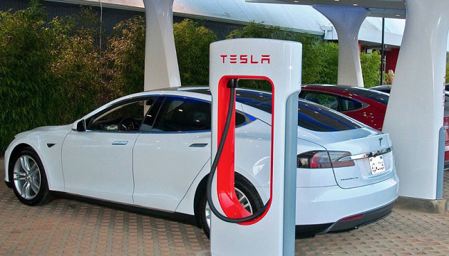 Tesla відкриє в Україні три електрозаправки - Омелян