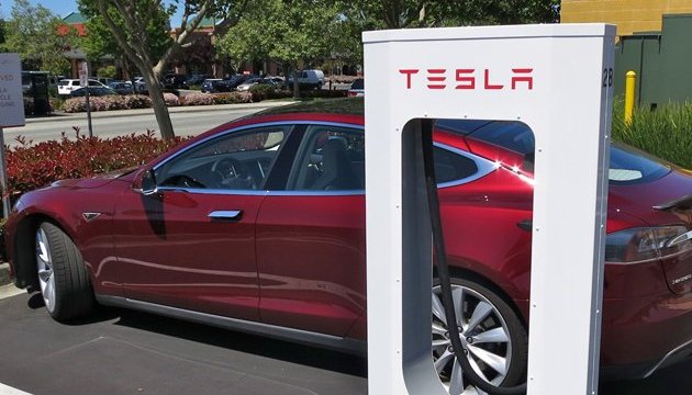Tesla запровадила плату за зарядку нових авто