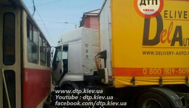 ДТП у Києві: вантажівка протаранила трамвай ДТП у Києві: вантажівка протаранила трамвай