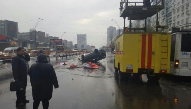 ДТП у Києві: водій збив тролейбусну опору, є постраждалі