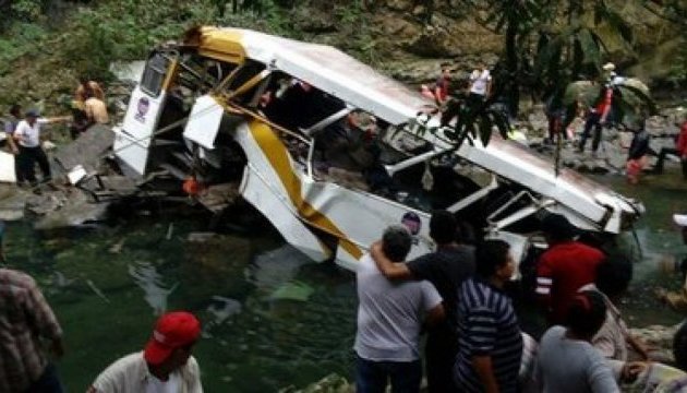 В Індії впав у прірву автобус: 25 загиблих