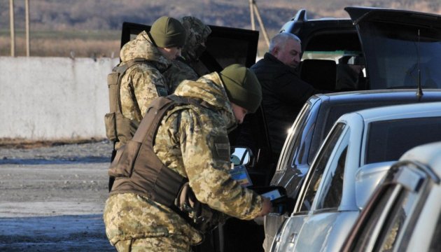 На КПВВ Мар'їнка затримано мікроавтобус, що віз до Києва зброю і боєприпаси