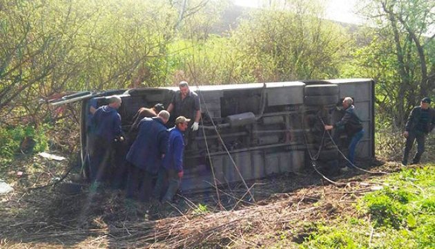 На Хмельниччині перекинувся автобус: 17 постраждалих