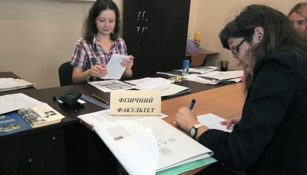 Дітям Донбасу дозволили складати тільки вступні іспити у виші