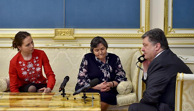Poroshenko telefoneó a Sávchenko: Ella detiene la huelga de hambre