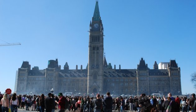Тисячі канадців прийшли до парламенту підтримати легалізацію марихуани