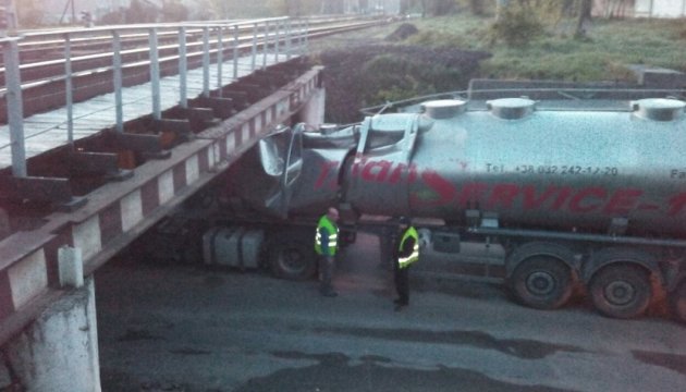 У Львові бензовоз застряг під мостом