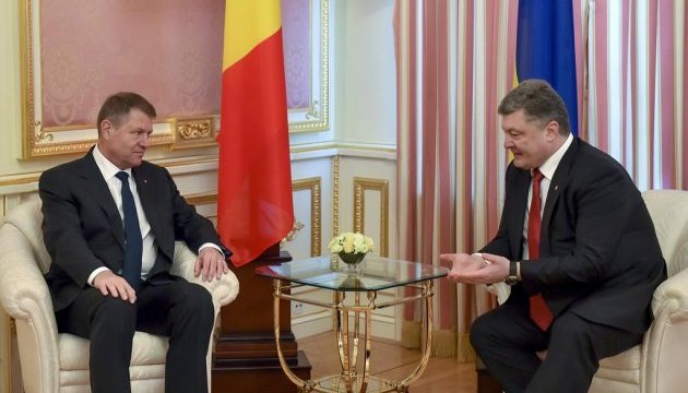 Порошенко обговорив із президентом Румунії закон про освіту