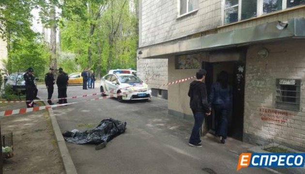 Поліція підтвердила: з будинку на Солом'янці випав чоловік