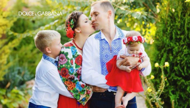 Флешмоб від Dolce & Gabbana розпочався із фото української родини у вишиванках 
