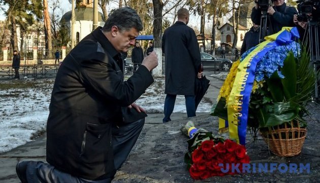 Порошенко - українцям: На Великдень молимось за наших захисників