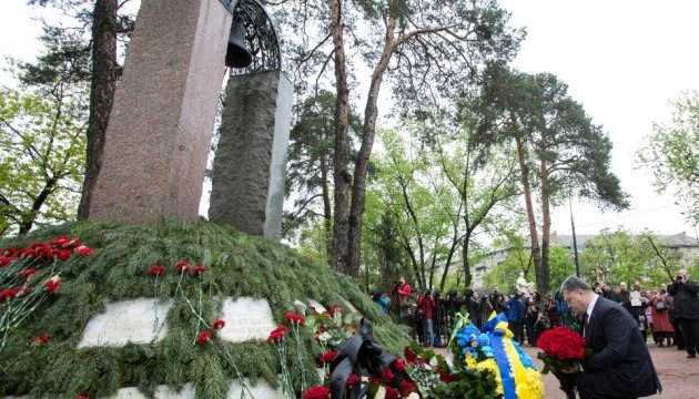 Politiker gedenken der Helden von Tschornobyl