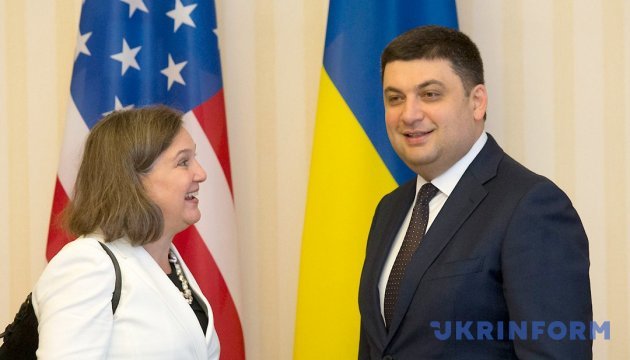 Groysman y Nuland tratan las reformas ucranianas