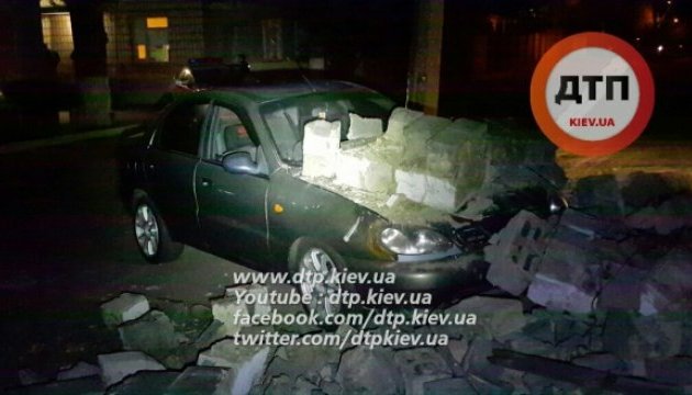 У Києві на Ланос впала стіна