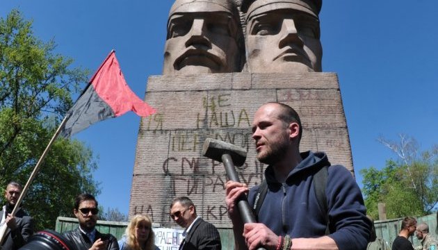 У Києві зносять пам’ятник чекістам