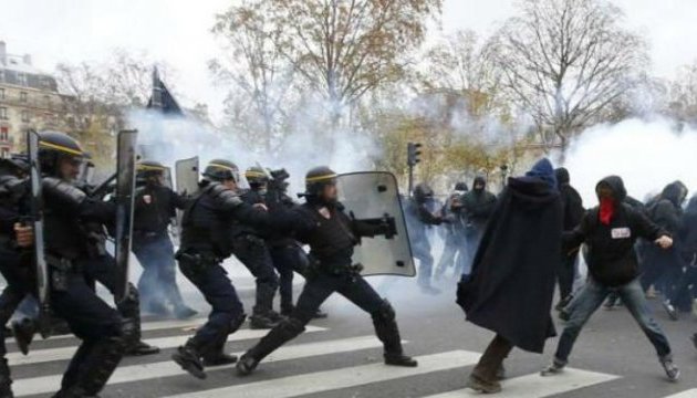 Ранок у Парижі: поліція розігнала демонстрацію газом і шумовими гранатами