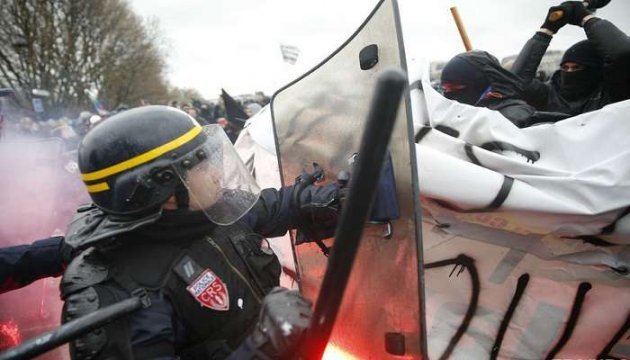 Першотравневі протести в Парижі: поліція застосувала сльозогінний газ