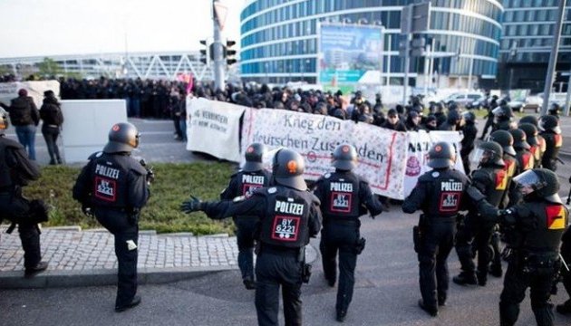 У Штутгарті мітингувальники побилися з поліцією, близько 400 затриманих