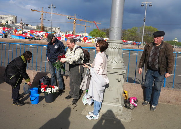 Волонтеры у народного мемориала на Немцовом мосту, Москва. 01.05.2016