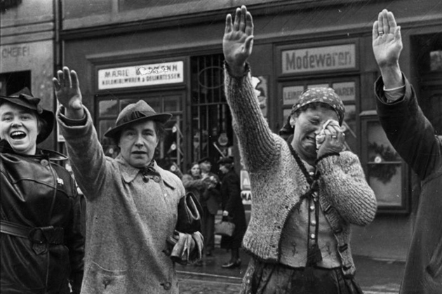 Судетские немцы на улицах Хеба (Эгера) приветствуют немецкие войска оккупировали Судетскую область / Фото: https://uk.wikipedia.org
