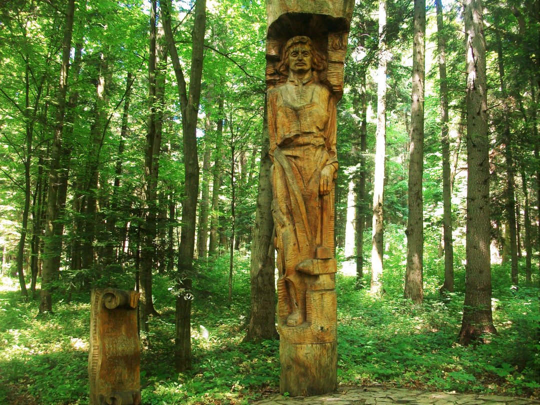 Одна з дерев'яних статуй 