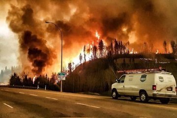 На Заході Канади вирує лісова пожежа