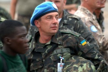 Порошенко поздравил украинских миротворцев с профессиональным праздником