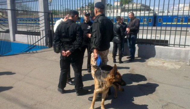 Одеська поліція знайшла у натовпі нунчаки та газовий балончик