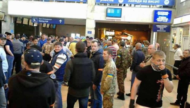 Бойка і Новинського заблокували в аеропорту Одеси - нардеп