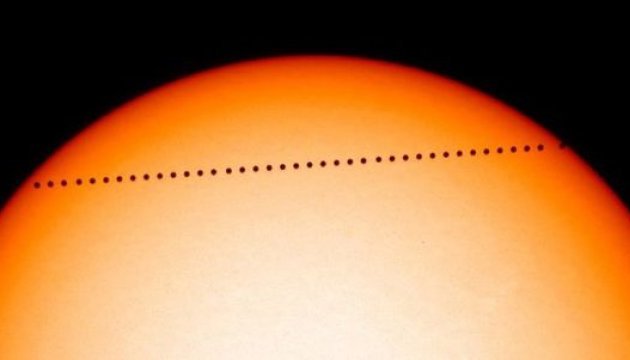 Nasa muestra el paso de Mercurio a través del disco solar