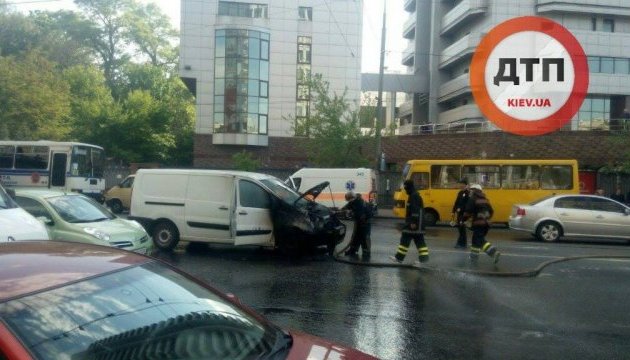 В Києві на ходу загорівся мікроавтобус