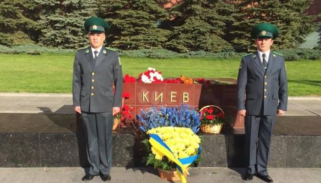 Біля Кремля з'явилися жовто-блакитні квіти й український караул 