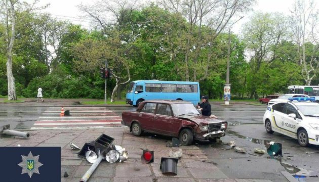 В Одесі автівка вилетіла на тротуар і збила чотирьох людей