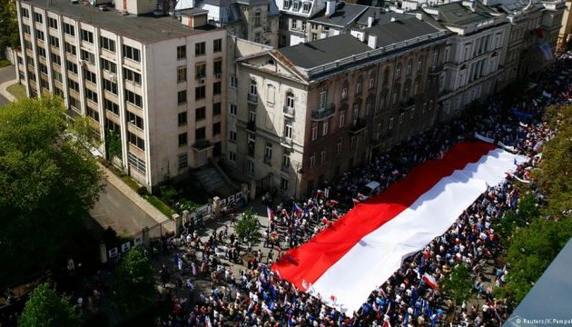 Коморовський і чверть мільйона поляків вийшли на антиурядовий марш
