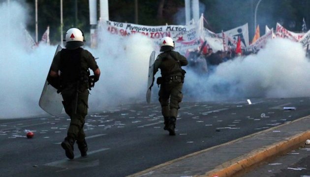 “Спірна” Македонія: в Афінах у протестувальників полетіли світлошумові гранати