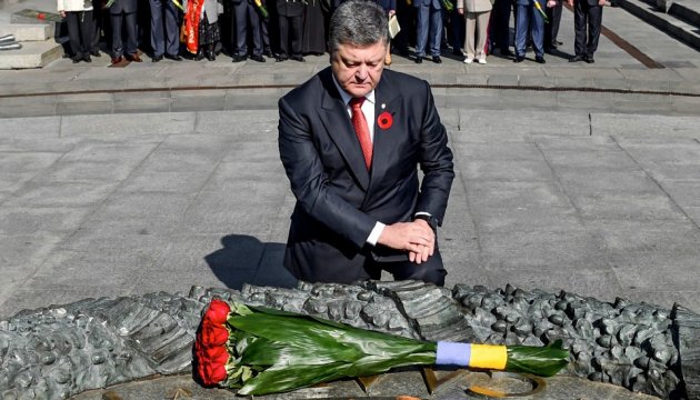 Los líderes del país colocaron ofrendas florales en la tumba del Soldado Desconocido
