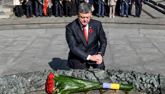 Poroschenko legt Blumen am Grabmal des Unbekannten Soldaten nieder