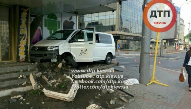 У Києві мікроавтобус врізався у готель 