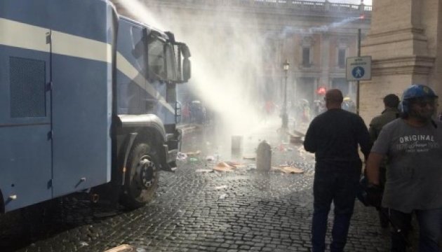 Поліція Риму застосувала водомети проти демонстрантів