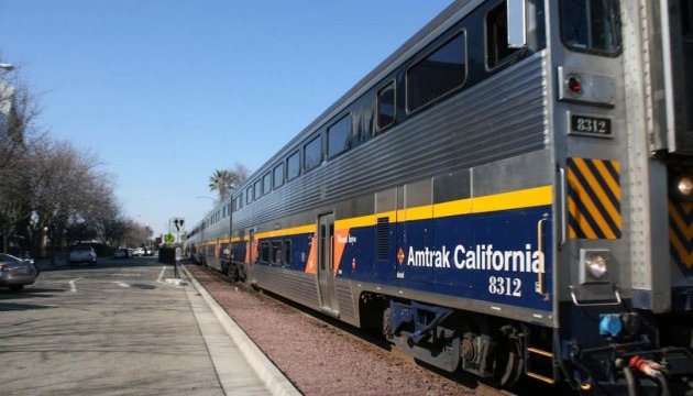 У Каліфорнії пасажирський потяг навпіл розрізав автівку на переїзді