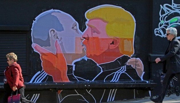 У Литві намалювали, як Путін злився в поцілунку з Трампом