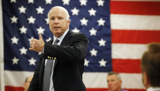 McCain vuelve a instar a Trump a que proporcione a Ucrania las armas letales