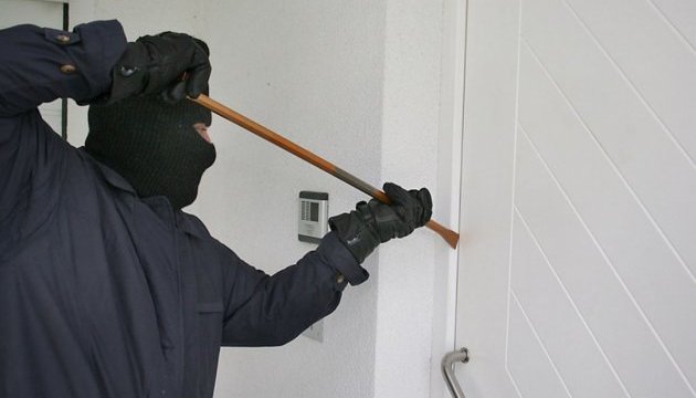 Ключі під килимом та темні сходи: у поліції нагадали про “підказки” домушників