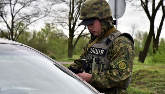 Тиждень на блок-постах Донеччини: затримано 13 пов’язаних з бойовиками осіб, 5 перевізників зброї та 6 злочинців у розшуку