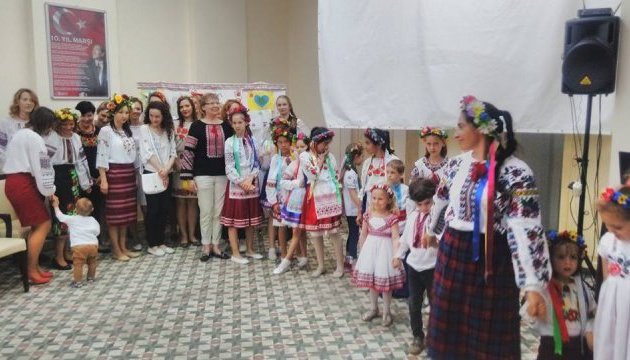 Українці в Туреччині вбралися у вишиванки на честь перемоги Джамали