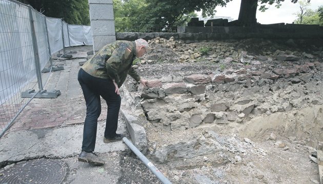 在基辅市中心挖掘出了古罗斯宫殿