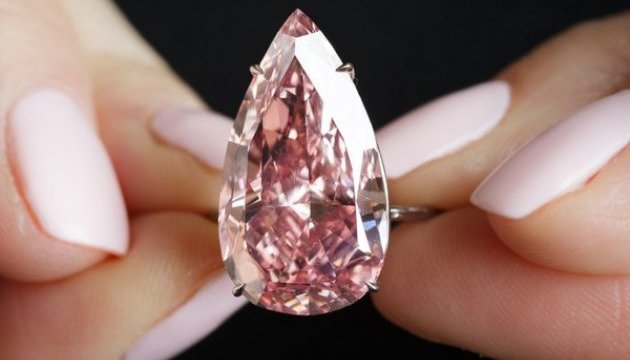 Унікальний рожевий діамант пішов з молотка за $31 мільйон